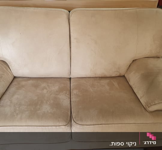 ספה חומה עם כתמים, דלי וצינור ניקוי